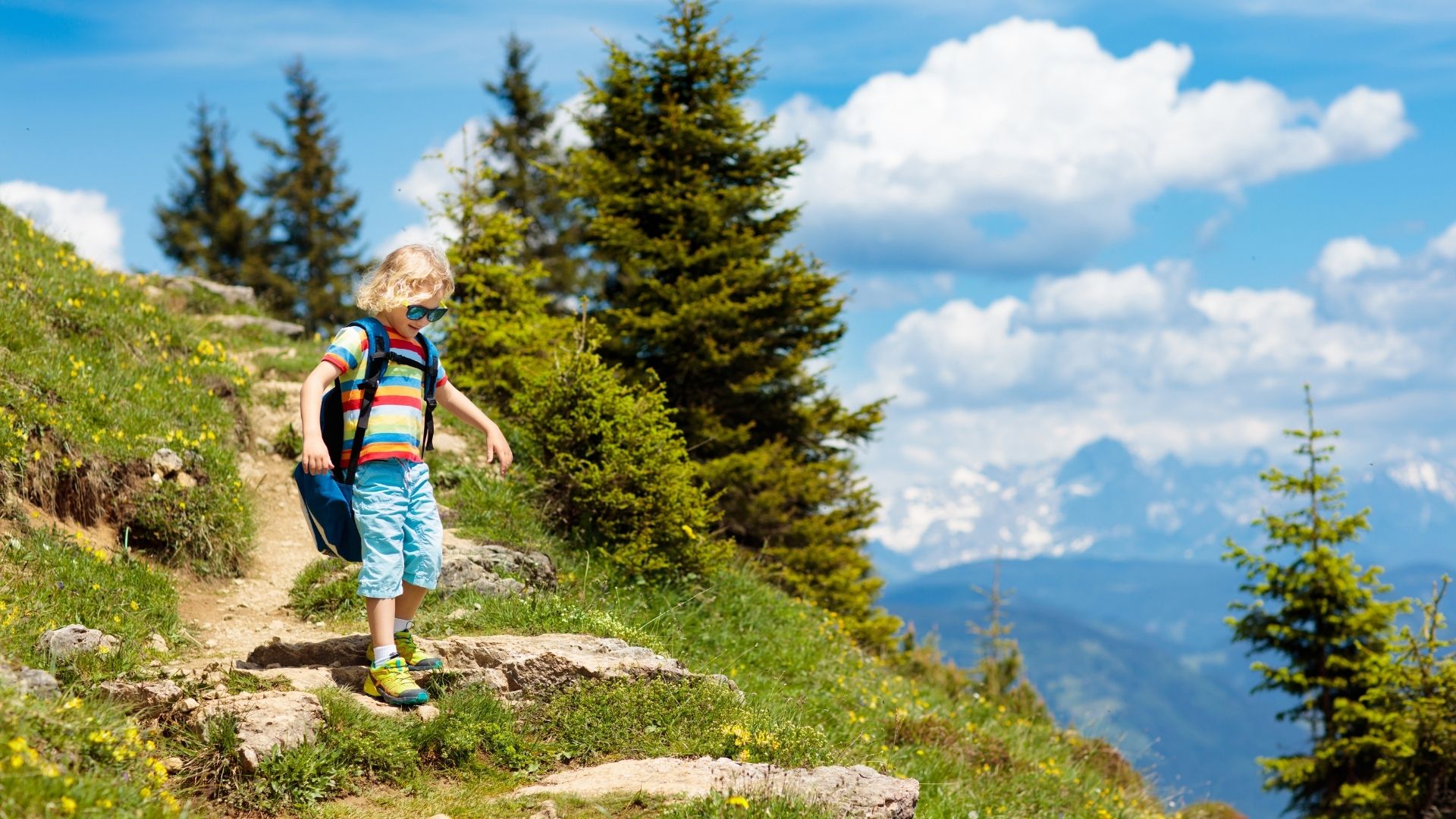 Kind wandert auf einem Bergpfad in den Alpen