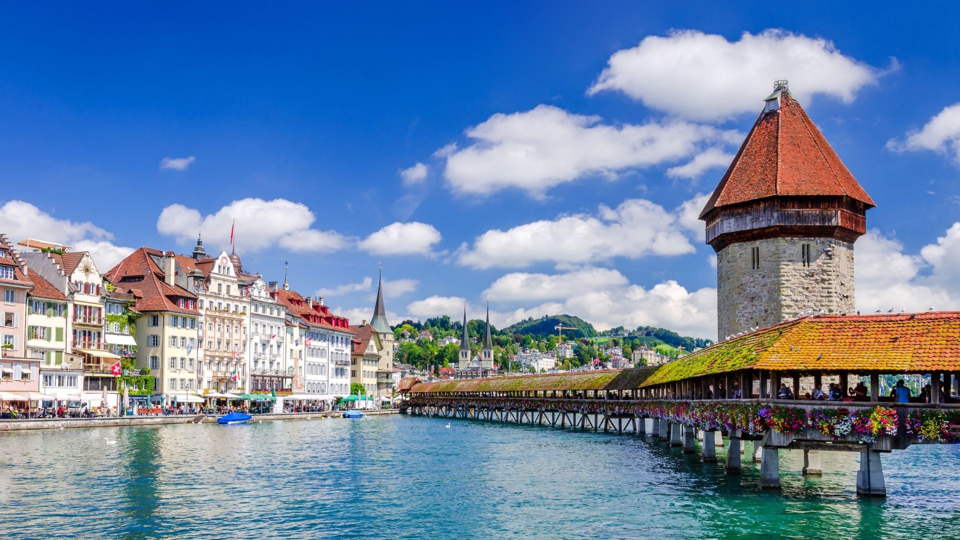 Blick auf Luzern mit Kapellbrücke und Wasserturm