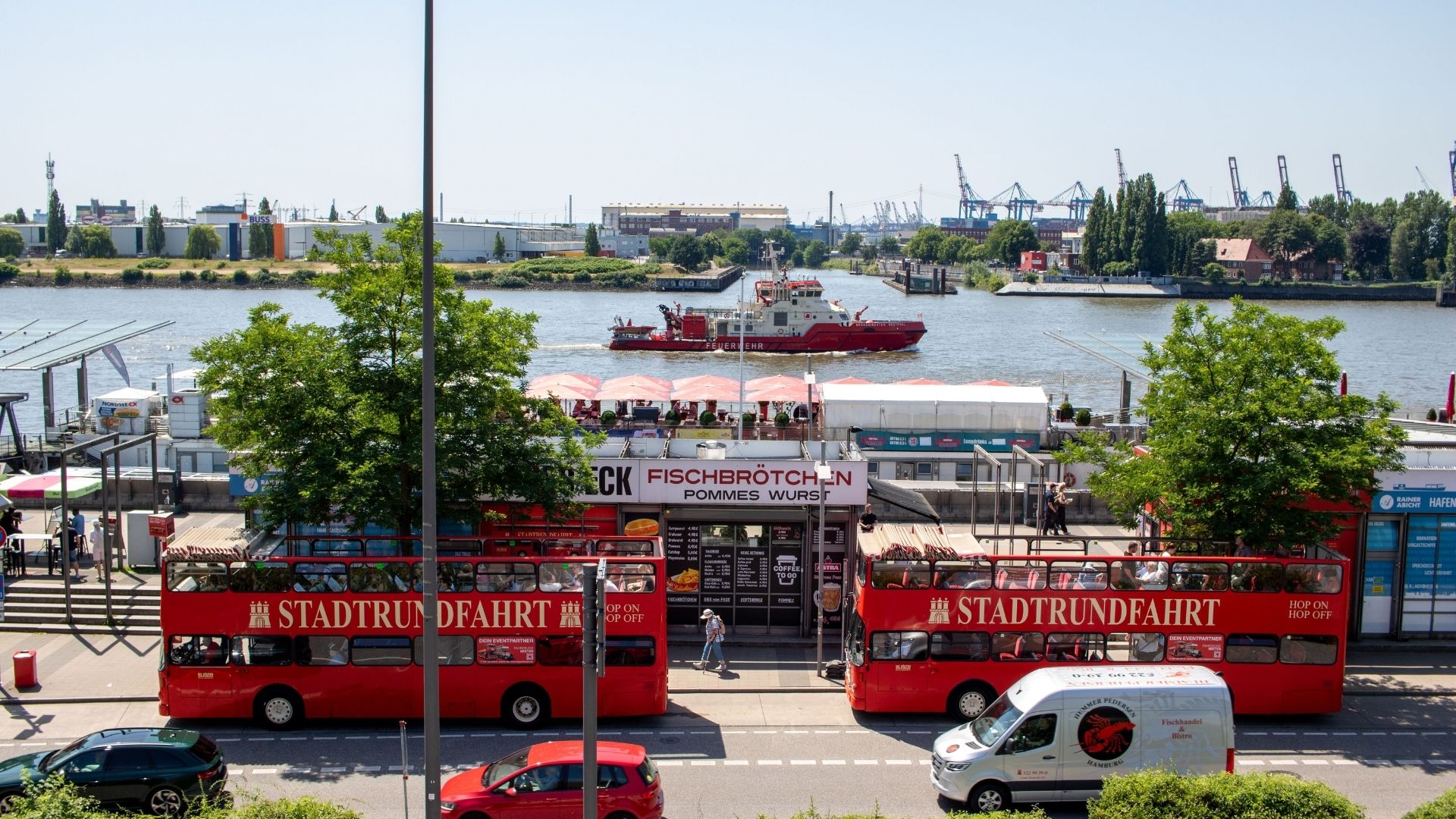 Rote Stadtrundfahrt-Doppeldeckerbusse an den Hamburger Landungsbrücken